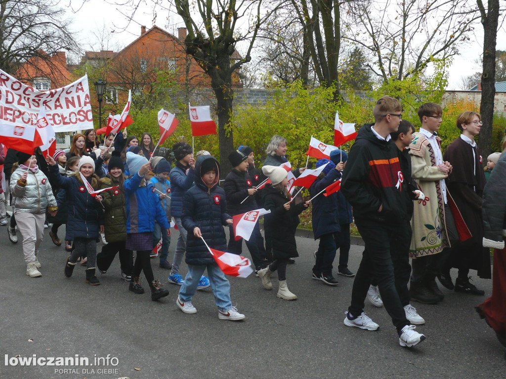 Patriotyczny przemarsz ulicami Łowicza