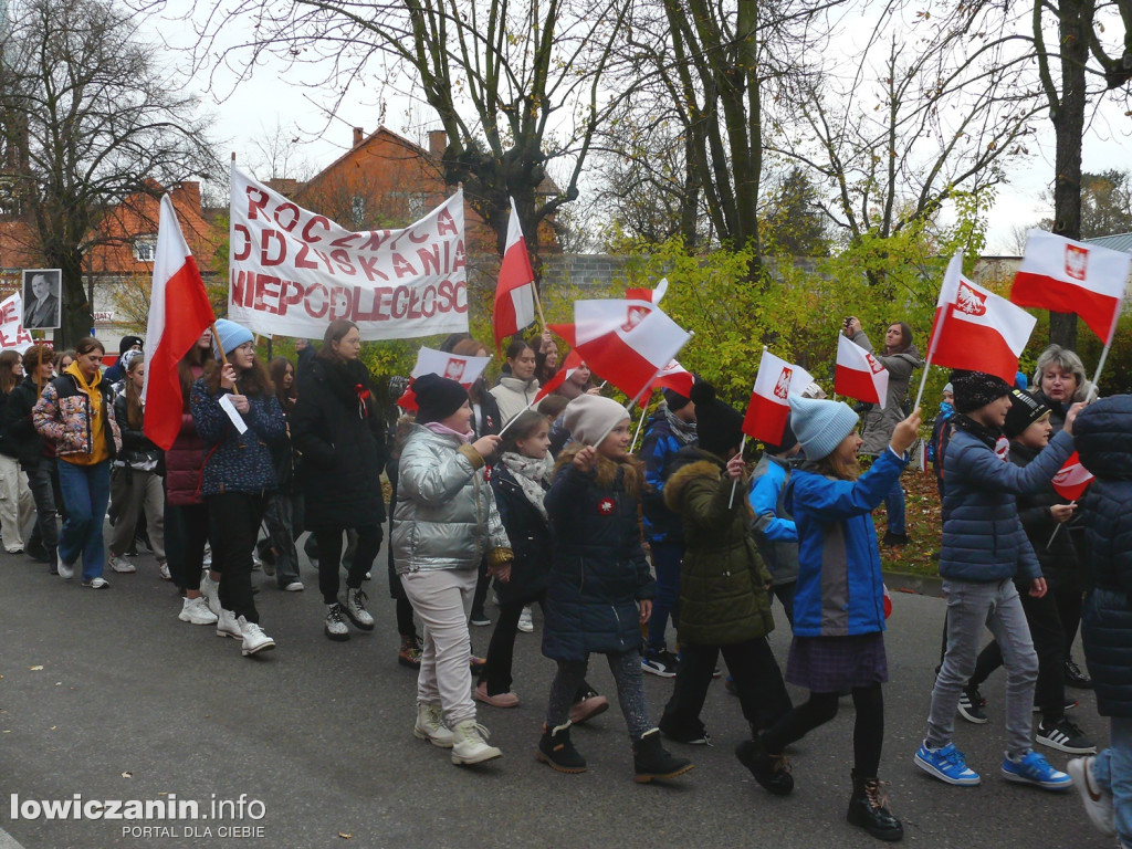 Patriotyczny przemarsz ulicami Łowicza