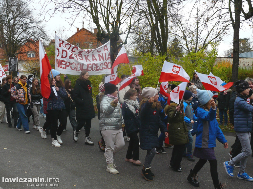 Patriotyczny przemarsz ulicami Łowicza