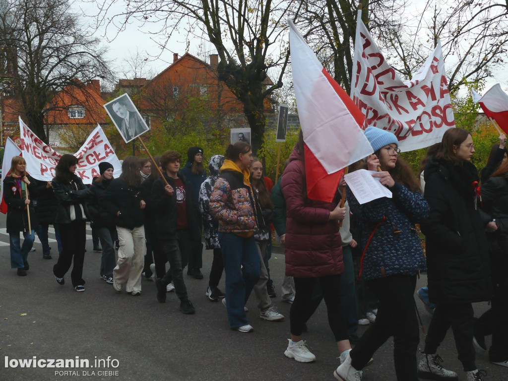 Patriotyczny przemarsz ulicami Łowicza