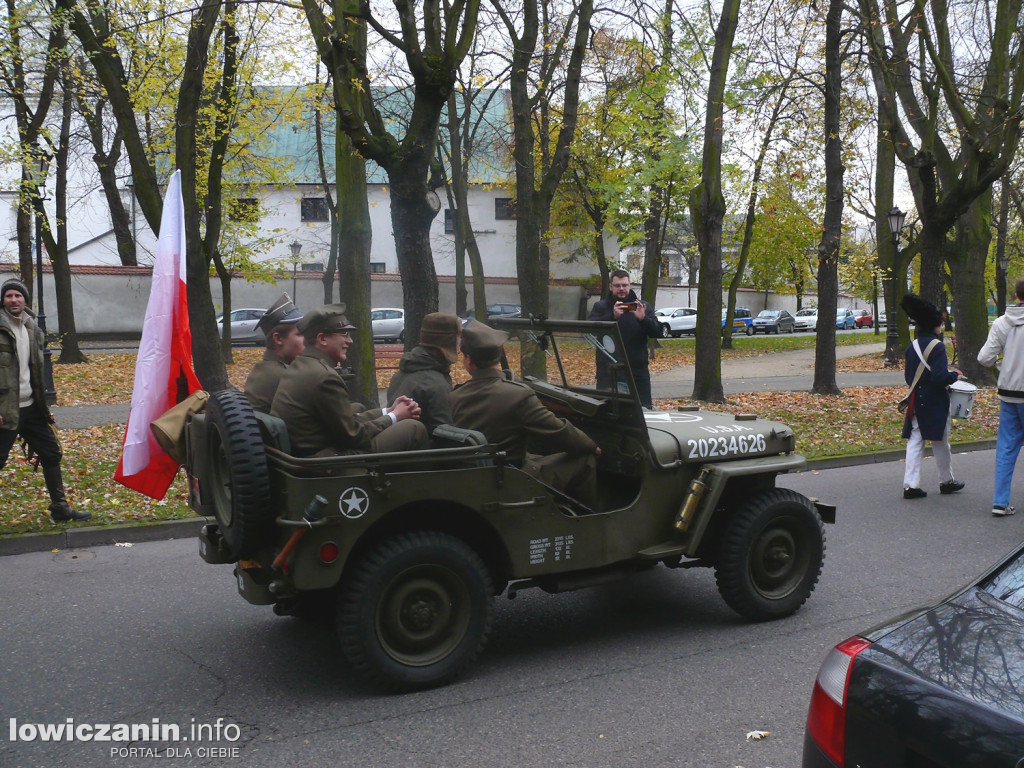 Patriotyczny przemarsz ulicami Łowicza