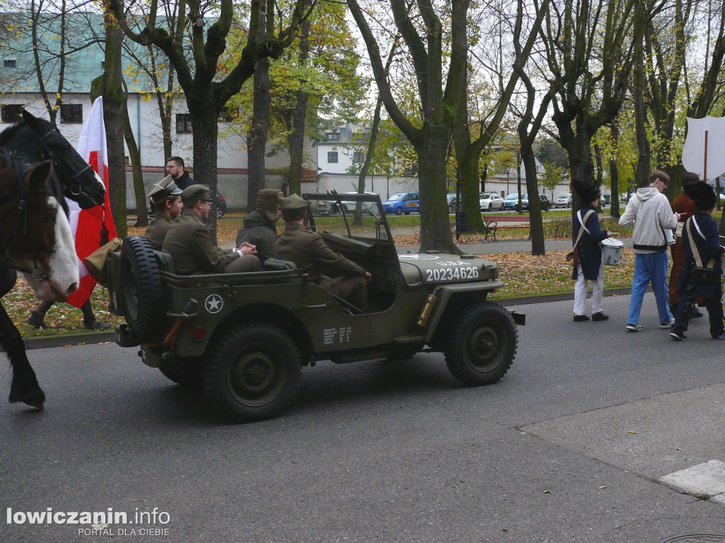Patriotyczny przemarsz ulicami Łowicza