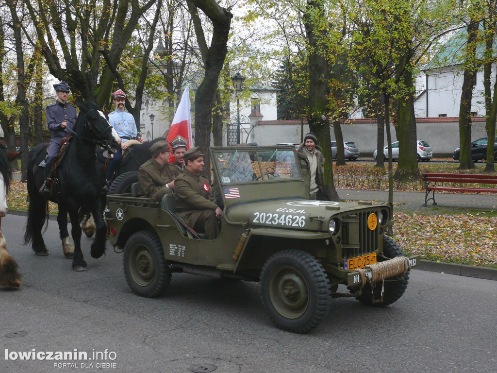 Patriotyczny przemarsz ulicami Łowicza