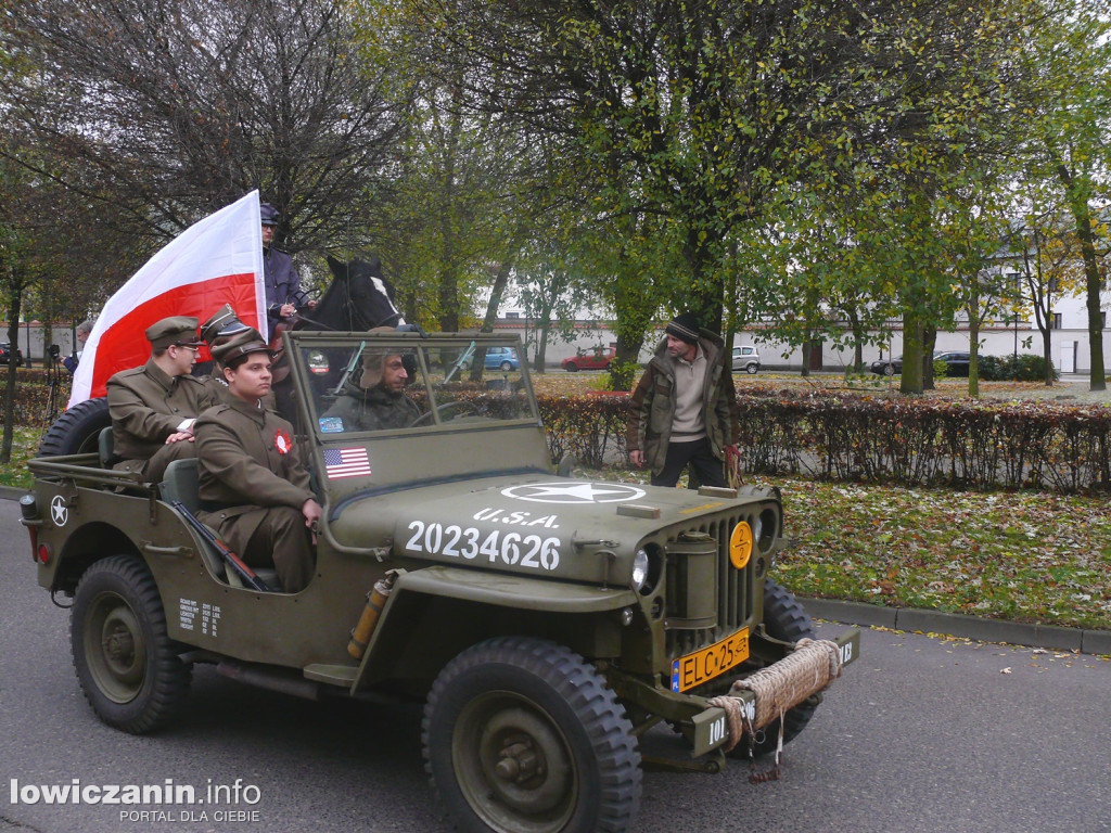 Patriotyczny przemarsz ulicami Łowicza