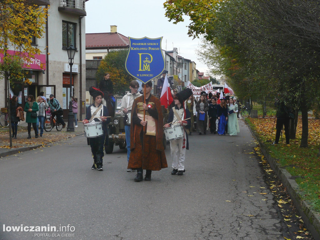 Patriotyczny przemarsz ulicami Łowicza