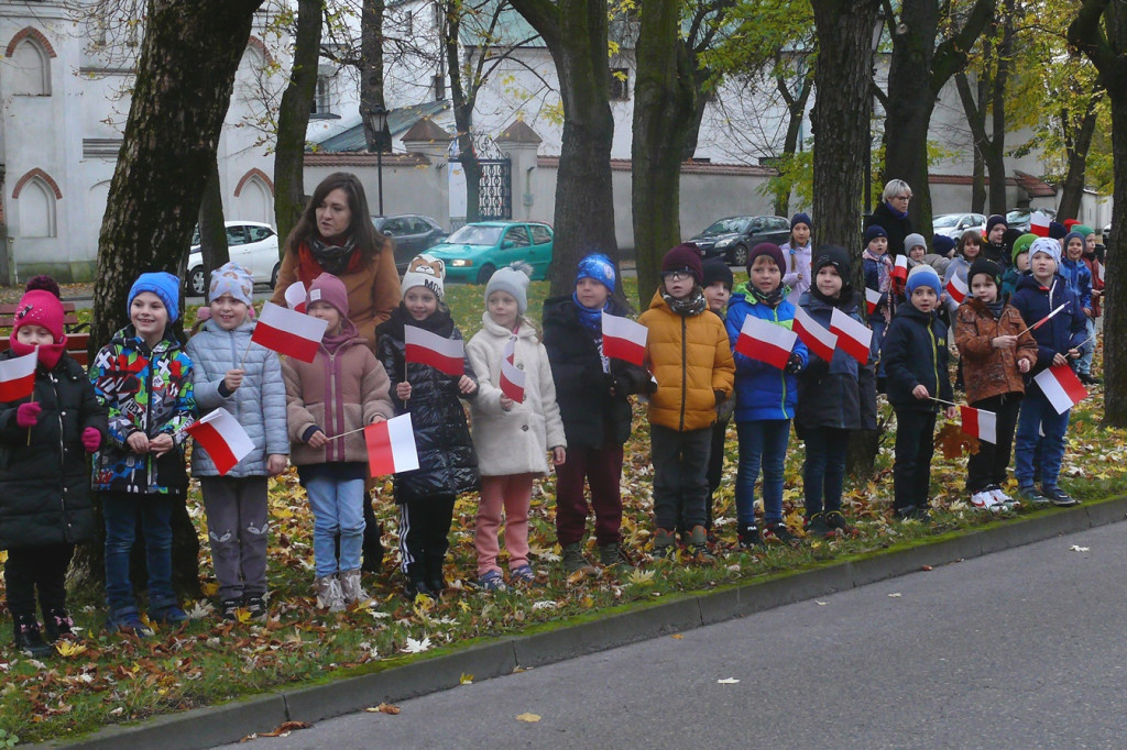 Patriotyczny przemarsz ulicami Łowicza