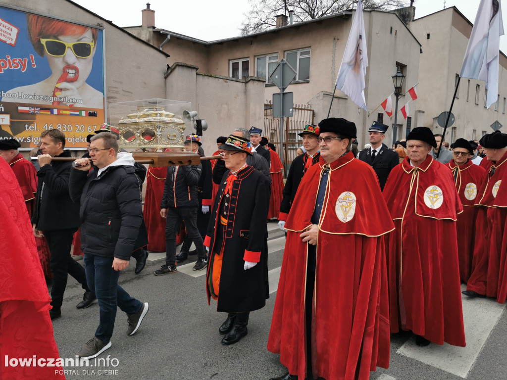 Procesja z relikwiami św. Wiktorii w Łowiczu