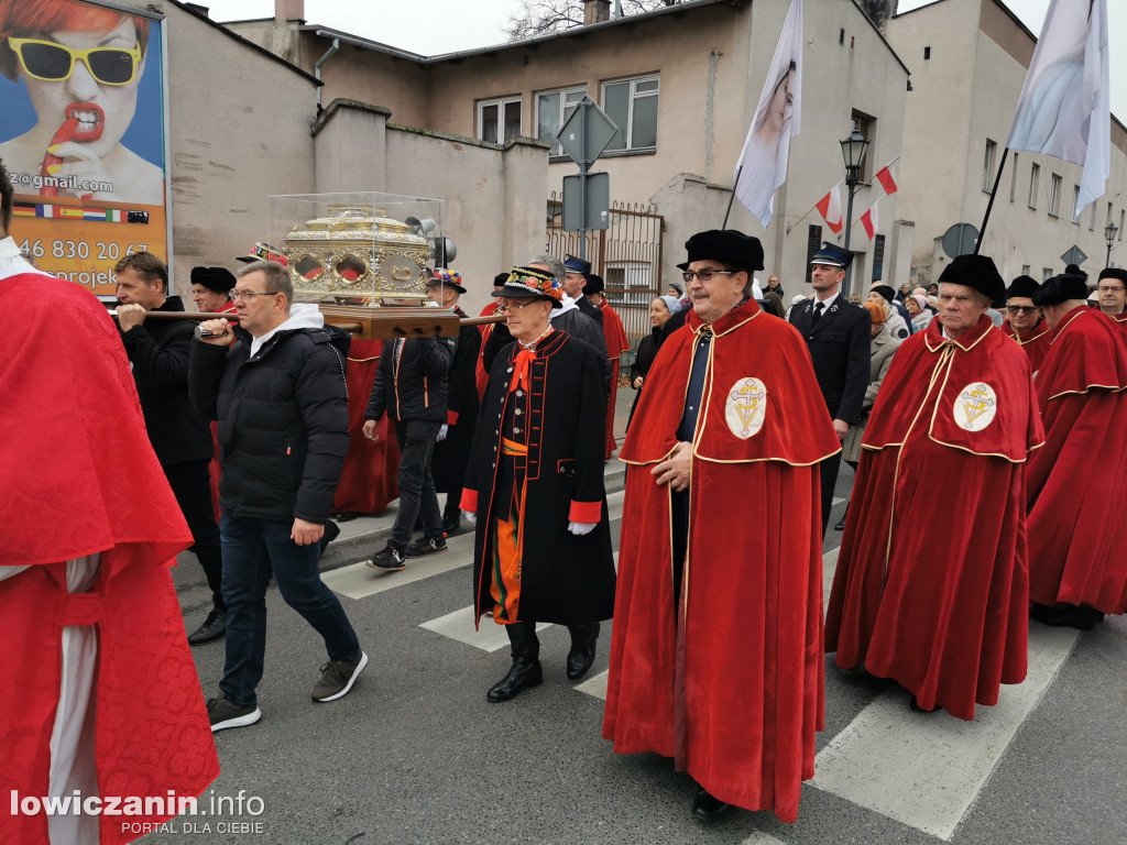 Procesja z relikwiami św. Wiktorii w Łowiczu