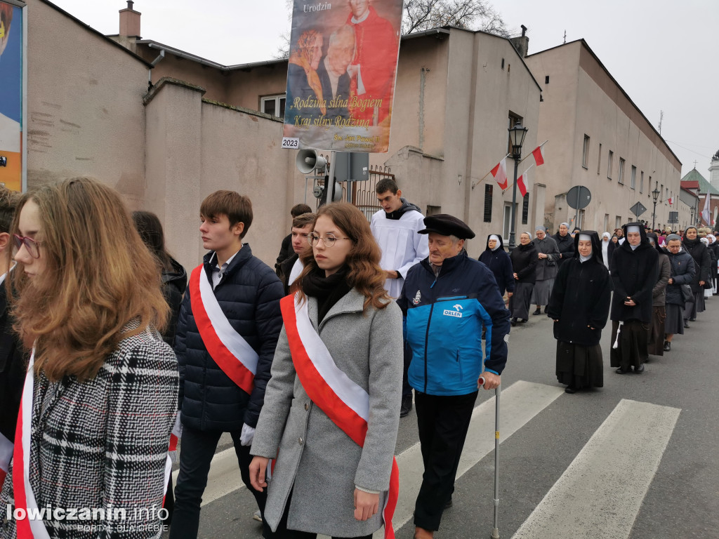 Procesja z relikwiami św. Wiktorii w Łowiczu
