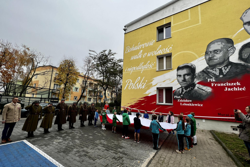 W Łowiczu odsłonięto historyczny mural