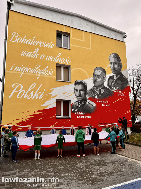 W Łowiczu odsłonięto historyczny mural