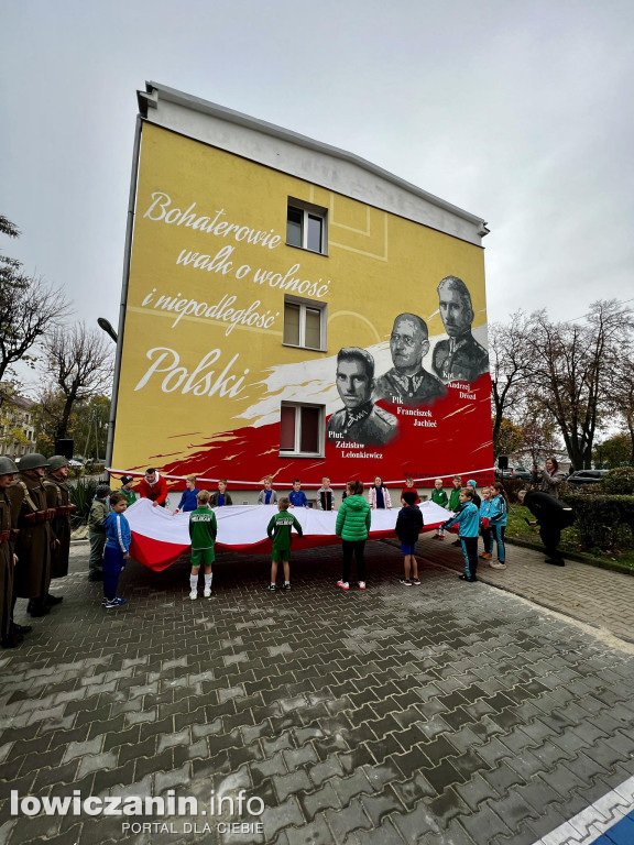 W Łowiczu odsłonięto historyczny mural