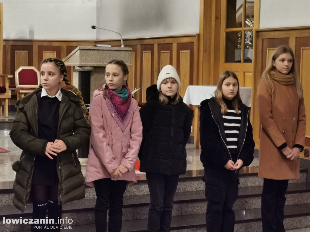 Przedstawienie uczniów w kościele na Korabce