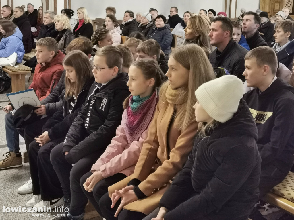 Przedstawienie uczniów w kościele na Korabce