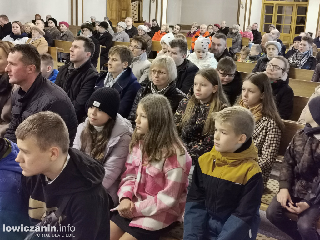 Przedstawienie uczniów w kościele na Korabce