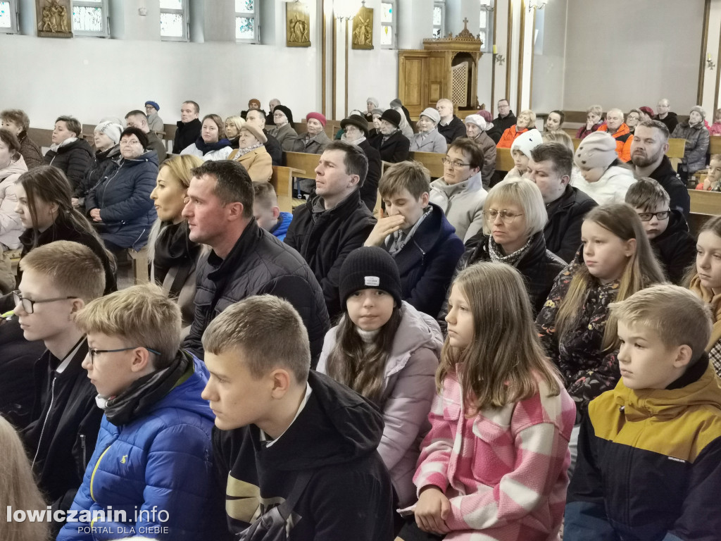 Przedstawienie uczniów w kościele na Korabce
