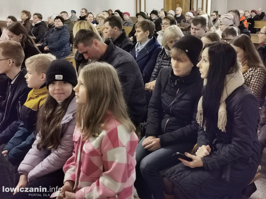 Przedstawienie uczniów w kościele na Korabce