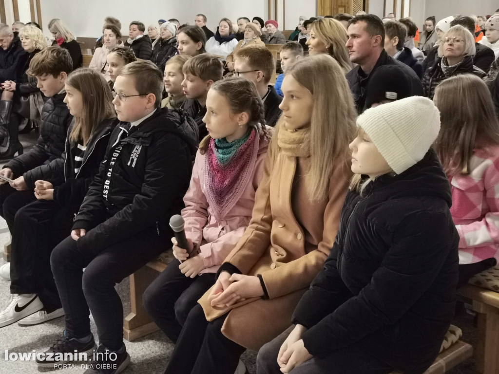 Przedstawienie uczniów w kościele na Korabce