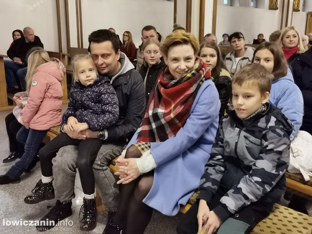 Przedstawienie uczniów w kościele na Korabce