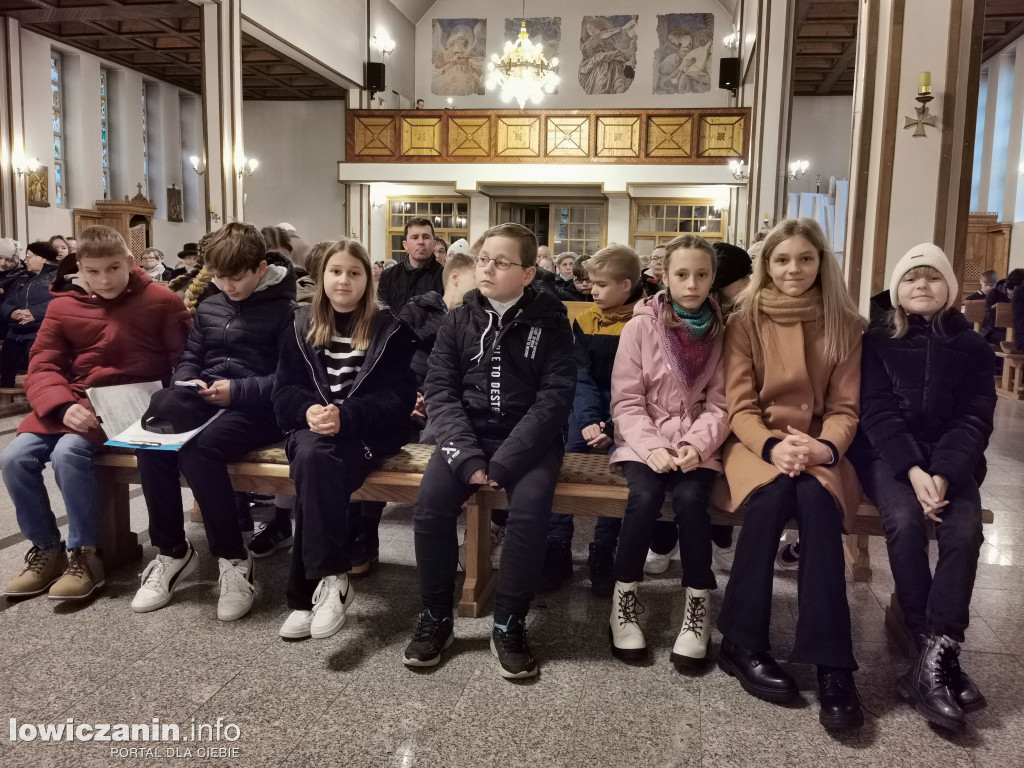 Przedstawienie uczniów w kościele na Korabce