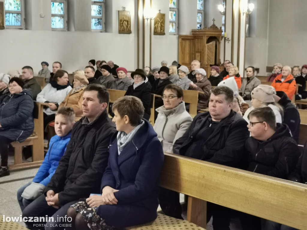 Przedstawienie uczniów w kościele na Korabce