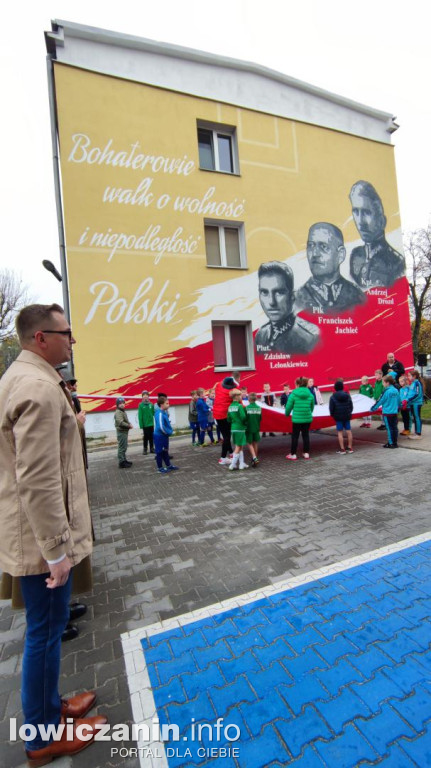 Fotorealcja z odsłonięcia muralu na Kostce