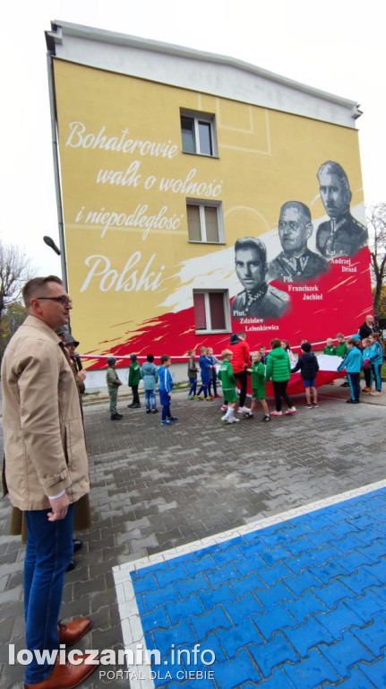 Fotorealcja z odsłonięcia muralu na Kostce