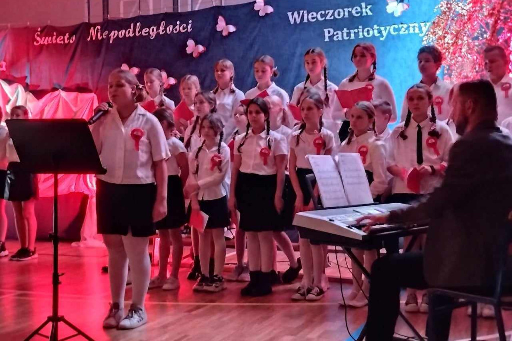 Łowicz. Wieczór patriotyczny w SP 4