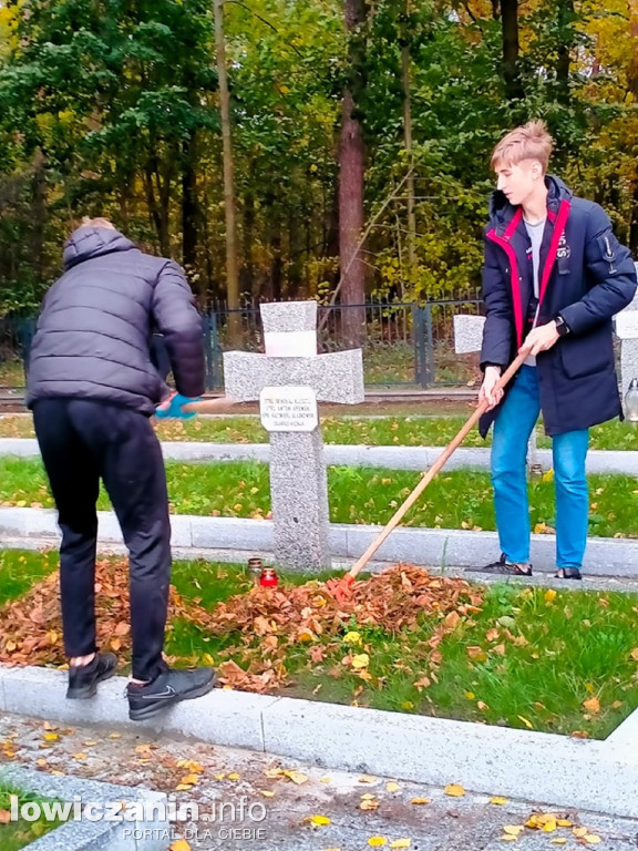 Uczniowie z Dąbkowic pamiętają o swoich bohaterach