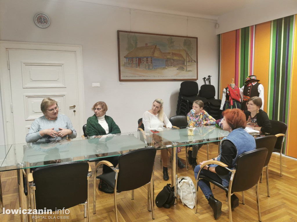 Warsztaty dla miłośników haftu w łowickim muzeum