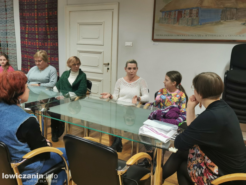 Warsztaty dla miłośników haftu w łowickim muzeum