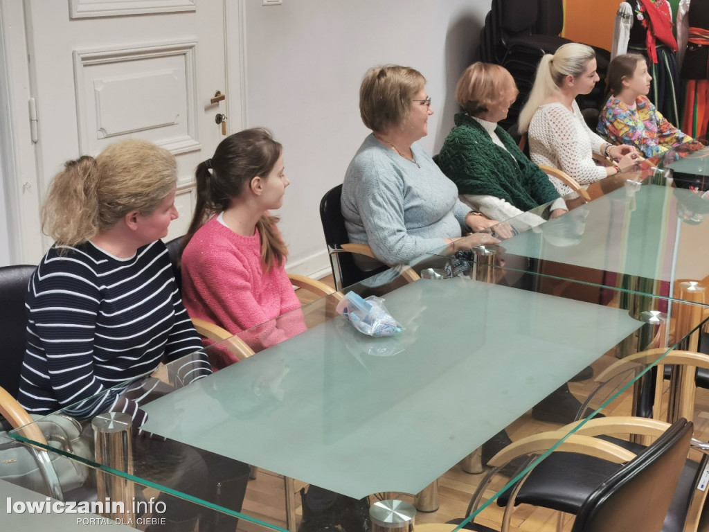 Warsztaty dla miłośników haftu w łowickim muzeum