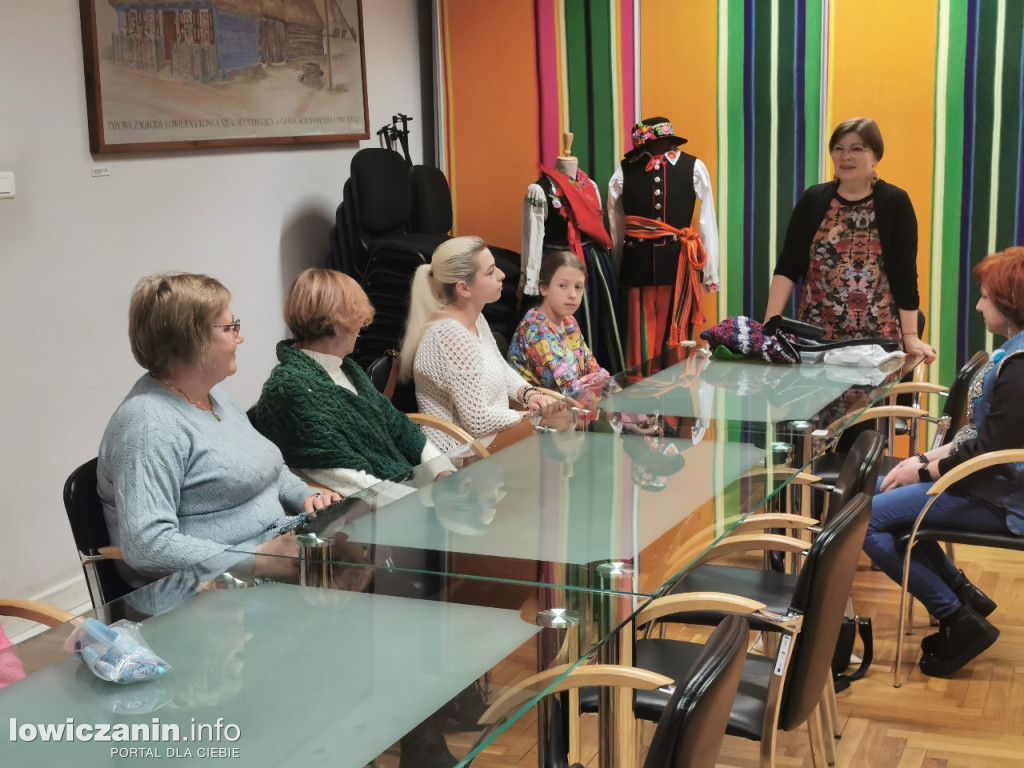 Warsztaty dla miłośników haftu w łowickim muzeum