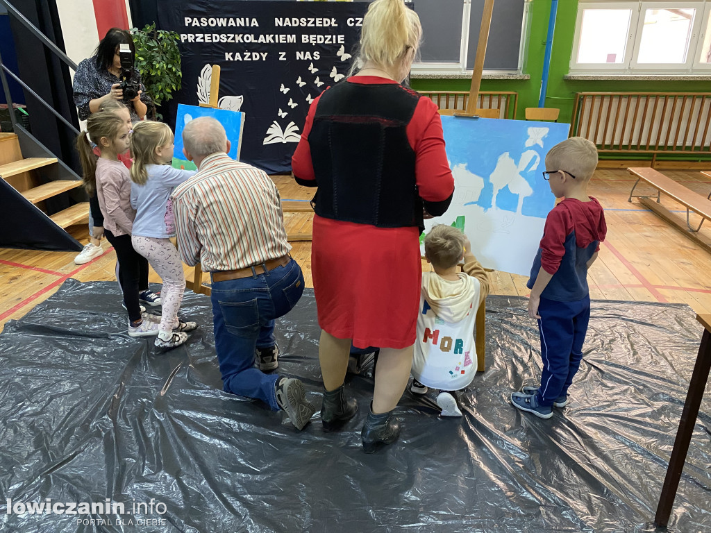 Lokalni artyści malują obrazy z przedszkolakami w Popowie