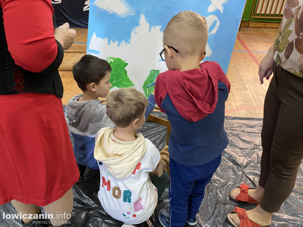 Lokalni artyści malują obrazy z przedszkolakami w Popowie