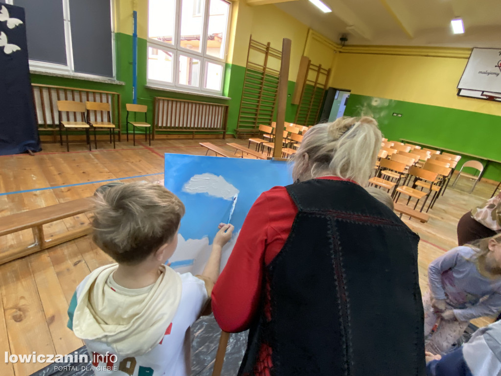 Lokalni artyści malują obrazy z przedszkolakami w Popowie