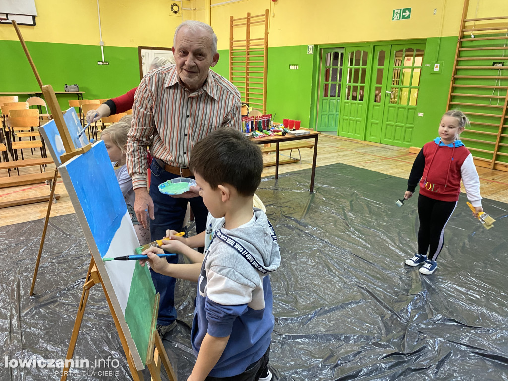 Lokalni artyści malują obrazy z przedszkolakami w Popowie