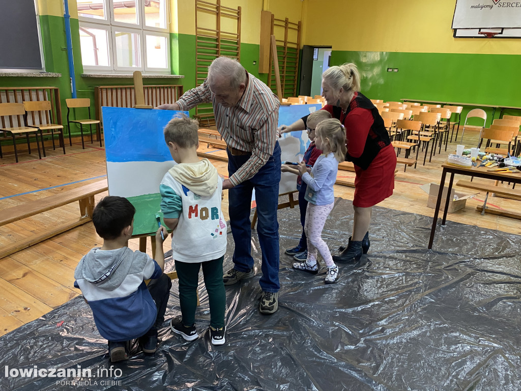 Lokalni artyści malują obrazy z przedszkolakami w Popowie