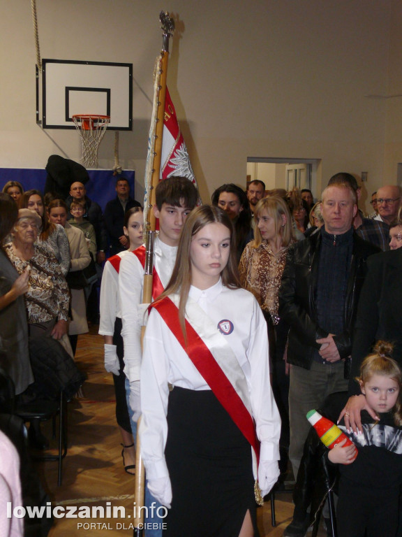 Łowicz: ślubowanie klas pierwszych w SP1