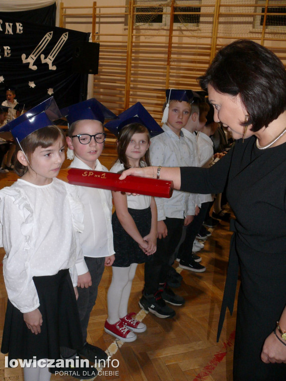 Łowicz: ślubowanie klas pierwszych w SP1