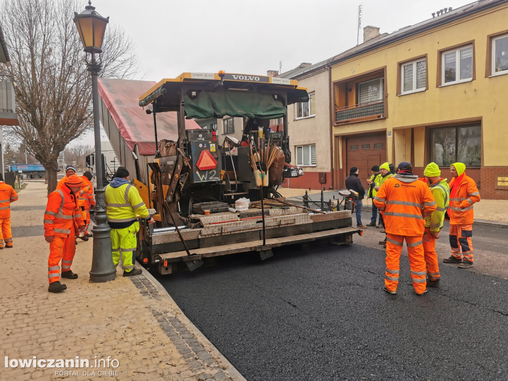 Układają asfalt na ul. Mostowej i rondzie przy moście