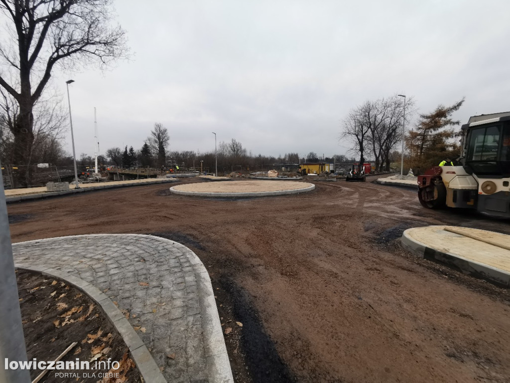 Układają asfalt na ul. Mostowej i rondzie przy moście