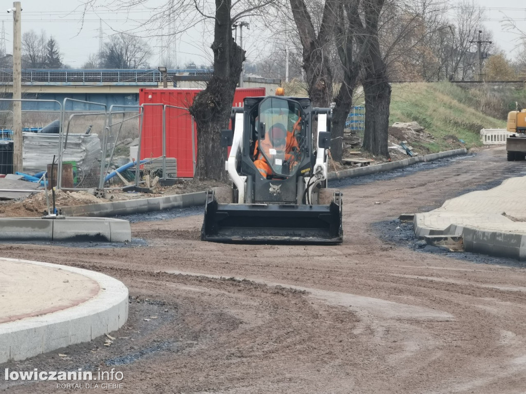Układają asfalt na ul. Mostowej i rondzie przy moście