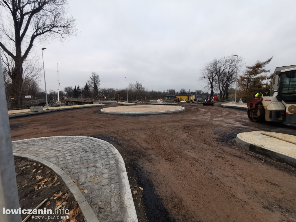 Układają asfalt na ul. Mostowej i rondzie przy moście