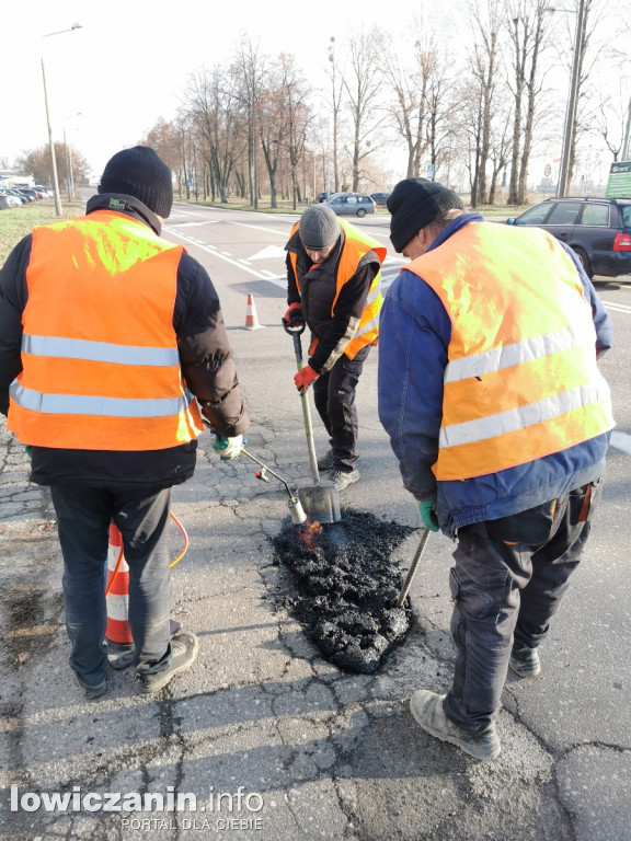 Pracownicy ZUM usuwają dziery w jezdniach