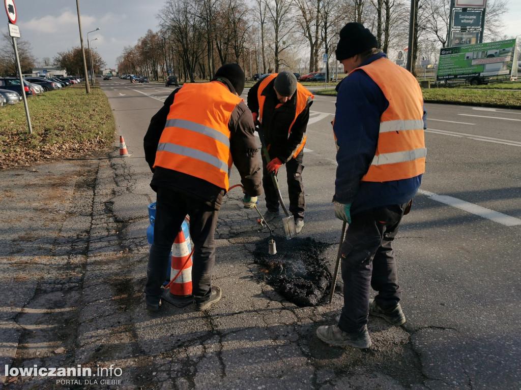 Pracownicy ZUM usuwają dziery w jezdniach