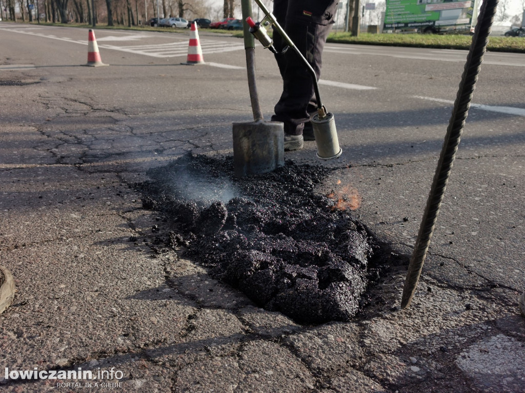 Pracownicy ZUM usuwają dziery w jezdniach