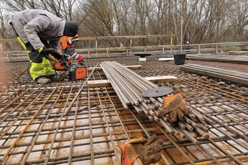 Zbrojenie płyty mostu zakończone, czas na beton