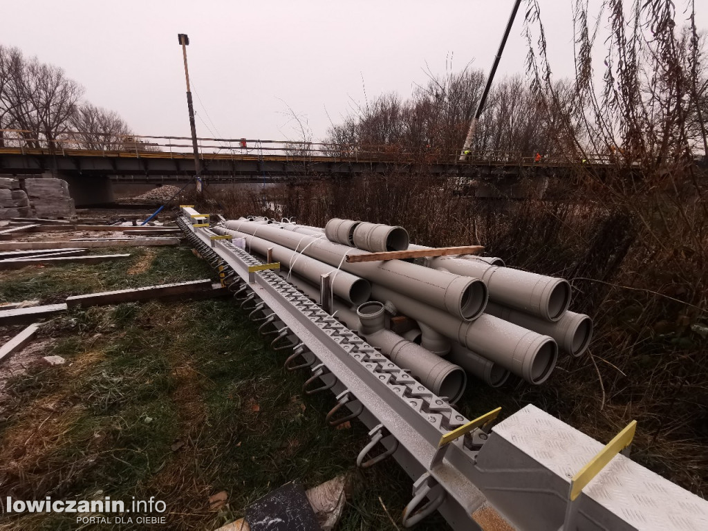 Zbrojenie płyty mostu zakończone, czas na beton