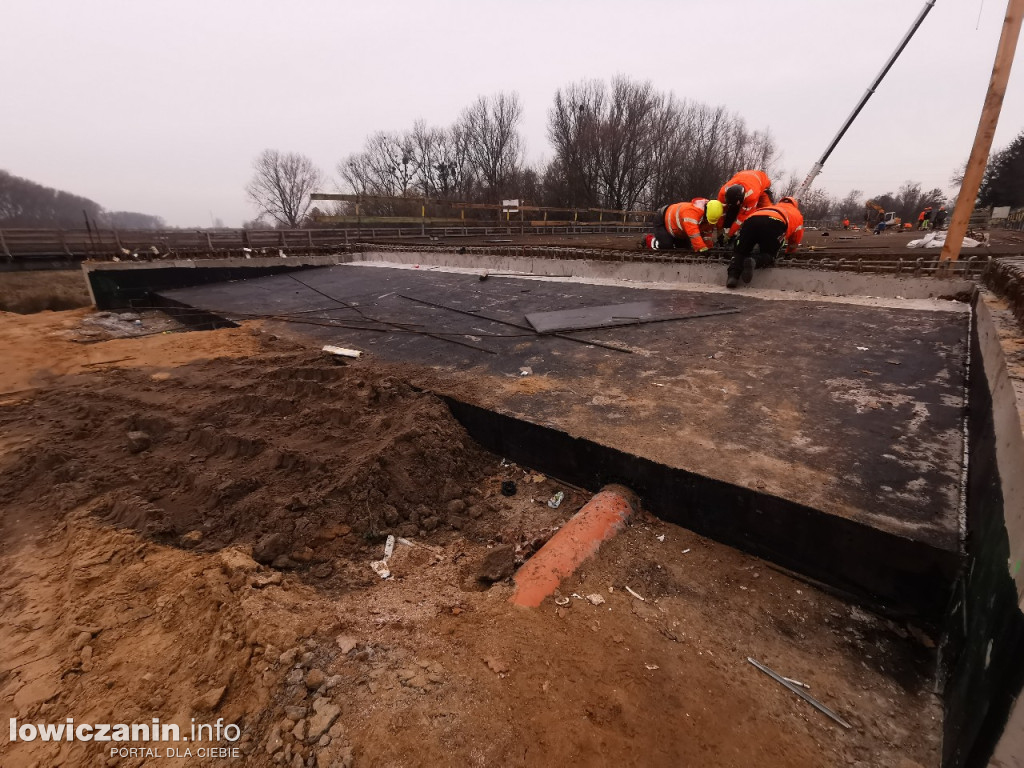 Zbrojenie płyty mostu zakończone, czas na beton
